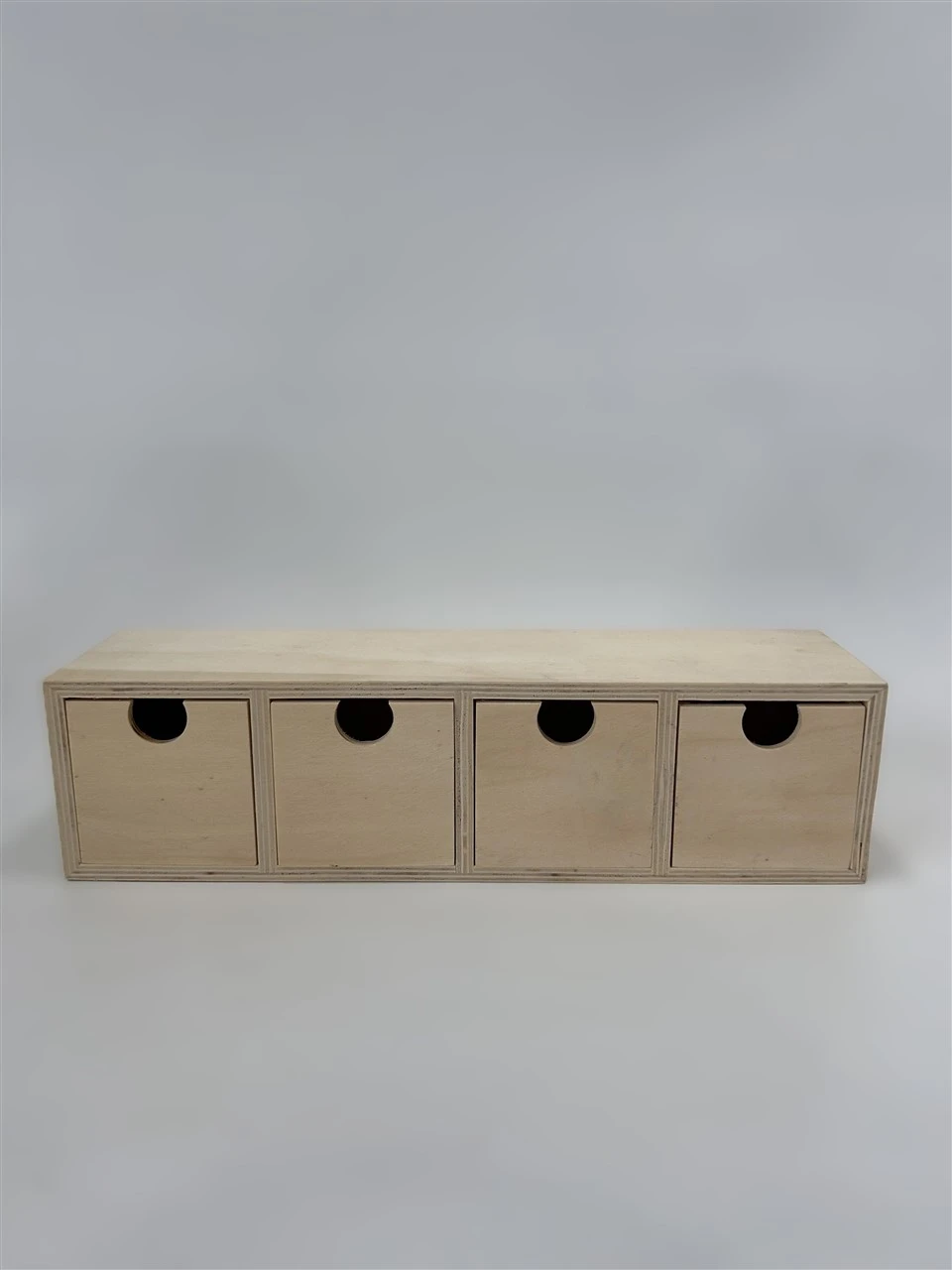 Caja de madera de cuatro cajones