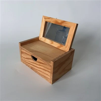 Joya de madera con espejo