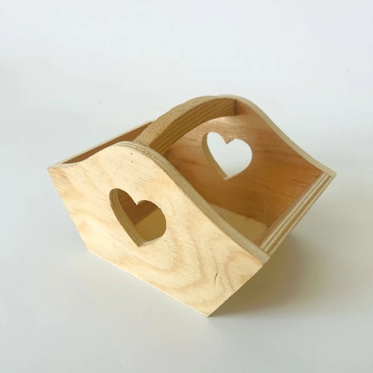 Cesta de corazón de madera
